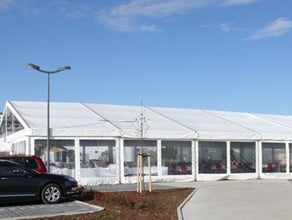 Festzelt 15m x 30m weiß mit 50% Sprossenfenster oder transparenten Planen.