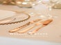 Goldenes Besteck gold Hochzeit Event Feierliche Tafel Tischdekoration Chiavari Crossback - Galerie - Bild 3