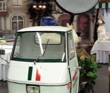 Dreirad APE. Marktwagen, Fahrzeug, Auto, Markt, Marktstand, Dreirad, Italien
