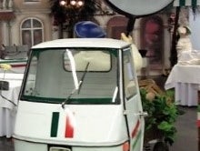 Dreirad APE. Marktwagen, Fahrzeug, Auto, Markt, Marktstand, Dreirad, Italien