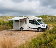 Wohnmobil mit Einzelbetten und Hubbett