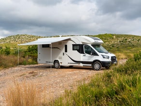 Wohnmobil mit Einzelbetten und Hubbett