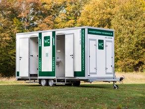 Toilettenwagen XL / Miettoiletten  /  Event Toiletten / Mobile Toiletten / Toilettenvermietung / Toilettenwagenverleih / WC Anhänger / Toilettenwagen / WC Wagen Verleih / Toilettenwagenvermietung
