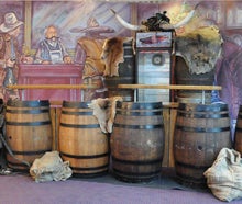 Trapper Bar, Western, Wilder Westen, Theke, Fass, Fässer, Fasstheke