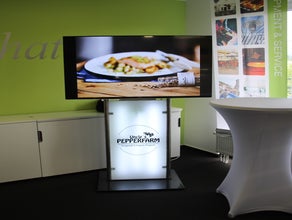 TV Station mit 55-Zoll LED-TV