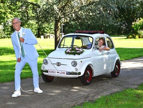 Weißen Fiat 500 Oldtimer aus den 60ern als Hochzeitsauto mieten. Selbstfahrer oder mit Chauffeur!