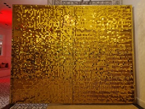 Goldene Pailletten Wand