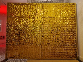 Goldene Pailletten Wand