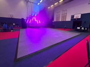 10 m x 10 m  Tanzfläche / Zeltboden / Messeboden / Hygieneboden  / Hallenboden / Allzweckboden / Tanzparkett / Multifunktionsboden / Tanzboden für Weihnachtsfeier
