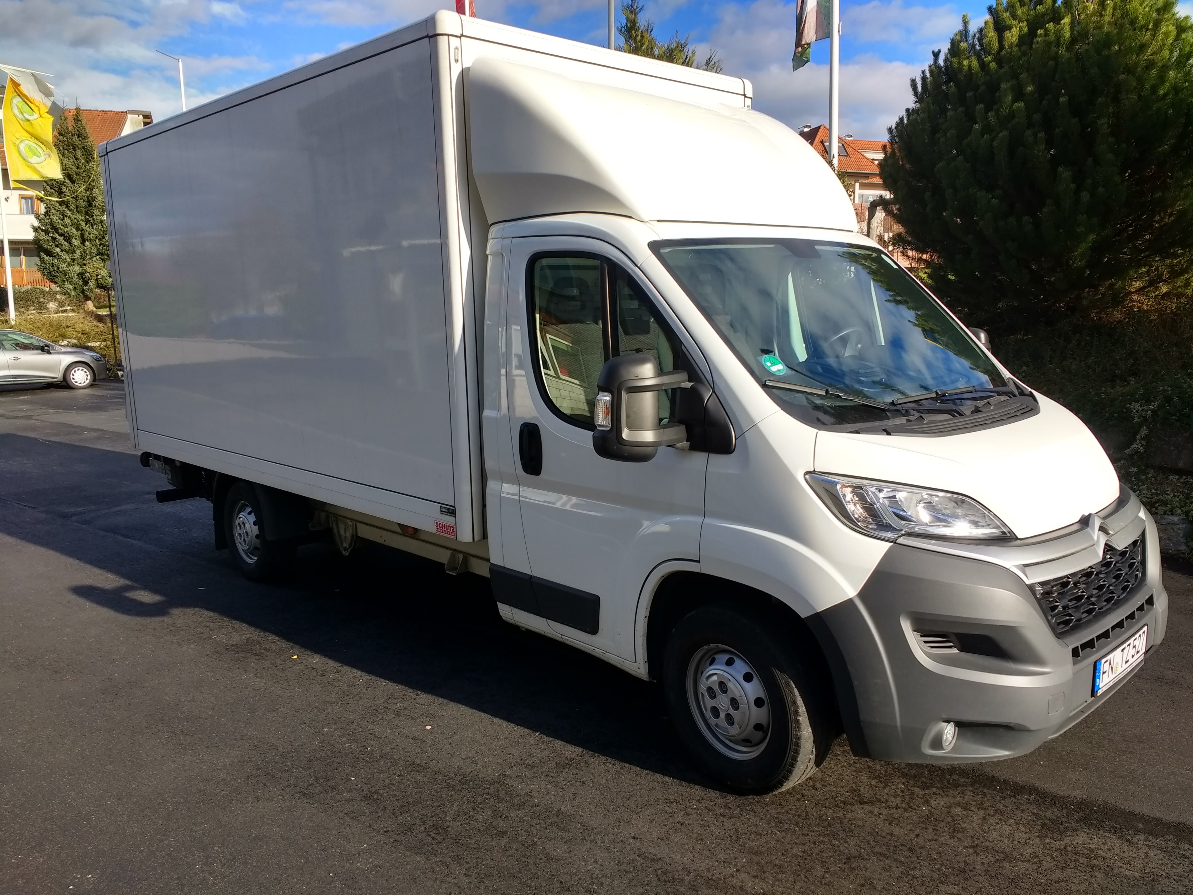 Transporter Mit 3 5 Tonnen Anhängelast Kaufen Transporter Kastenwagen Umzugswagen Koffer mit Ladebordwand 3,5 t