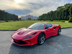 Ferrari F8 Spider - Brandneu - Mieten und losstarten!