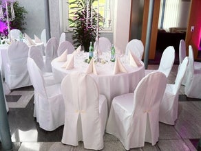Set Bankett-Tisch rund + Tischdecke + 9x Bankettstuhl mit hochwertiger Stoff-Stuhlhusse