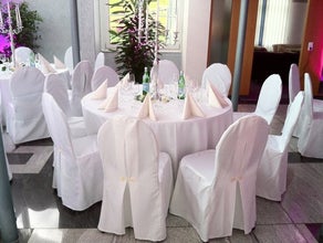 Set Bankett-Tisch rund + Tischdecke + 9x Bankettstuhl mit hochwertiger Stoff-Stuhlhusse