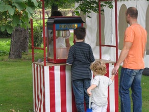 POPCORN IM MARKTSTAND / POPCORN-STAND / POPCORN-MASCHINE