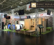 Individuelle Messestände in jeder Größe - Messestand mit Beleuchtung, Mobiliar, Bannern, Bodenbelägen, etc.
