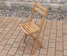 Holzklappstuhl mieten – Klappbare Holzstühle für Event & Feier