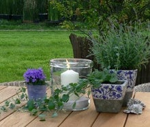 Blumen oder Kräuter im Kolonialvase
