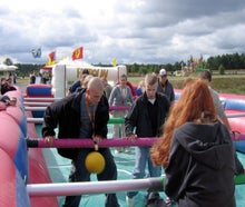 Human Table Soccer / Menschenkicker mit Stangen
