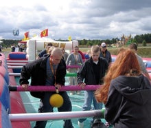 Human Table Soccer / Menschenkicker mit Stangen
