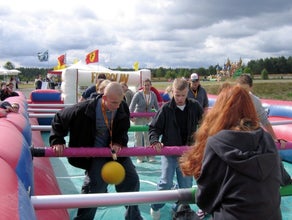 Human Table Soccer / Menschenkicker mit Stangen