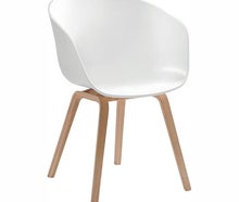 Stuhl - About a chair, weiß / Gestell Eiche, natur