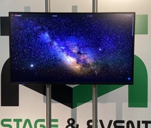 49 Zoll 4k Monitor – 2 Meter Ständer, tageslichtsichtbar.