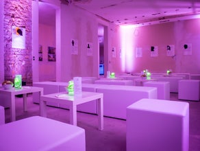 Individuelles Komplettset Lounge, Loungemöbel, Loungetisch weiß inkl. Raumbeleuchtung Loungebank Loungewürfel Loungetisch LED Spot