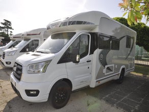 Teilintegriertes Wohnmobil mit 160cm Queensbett