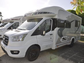 Teilintegriertes Wohnmobil mit 160cm Queensbett