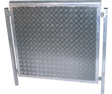 Crash Barrier, Absperrung, Crashbarrier, Stage Barrier, Stagebarrier, Demogitter, Bühnengitter, Grabengitter, mobile Absperrung, Absperrungen, Barricade, Barricades, Barrikade, Blockade, Wellenbrecher, Bühnenbarrikade,Vario Element