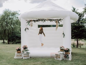 weiße Hüpfburg Hochzeitshüpfburg