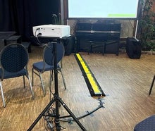 Beamer/Projektor DLP Full HD / 4500 ANSI-Lumen / inkl. Beamer Stativ