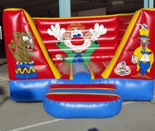 "Clown-Hüpfburg" Farbenspiel pur
