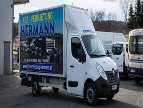 Renault mit Kofferaufbau und Hebebühne