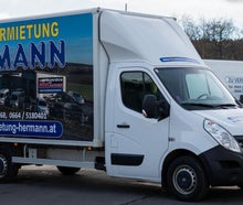 Renault mit Kofferaufbau und Hebebühne