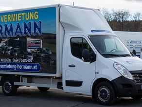 Renault mit Kofferaufbau und Hebebühne