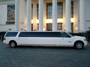 Ford Expedition Stretch-SUV im Hummer-Style