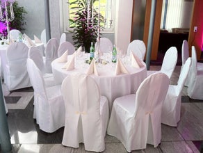 Set Banketttisch Tisch + 9x Bankettstuhl + Tischdecke + hochwertige Stoff-Stuhlhussen Stuhl Stühle Hussen Stuhlhussen