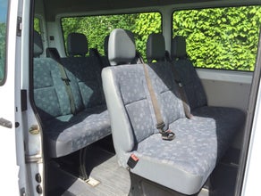 9-Sitzer/ Kleinbus mit Laderaum für Gepäck und Anhängerkupplung jetzt mieten!!!