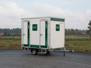Toilettenwagen M / Miettoiletten / Event Toiletten / Mobile Toiletten / Toilettenvermietung / Toilettenwagenverleih / WC Anhänger / Toilettenwagen / WC Wagen Verleih / Toilettenwagenvermietung