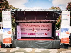 Mobile Bühne 6m x 5m Eventbühne moderne Anhängerbühne smartStage 30