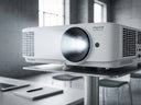 Beamer mieten (ab € 69,90): 4K UHD & HDR ✓ Heimkino, Gartenkino & Public Viewing ✓ Bis 300 Zoll ✓ Leinwand optional ✓ Kautionsfrei ✓ 28 Standorte - Galerie - Bild 1