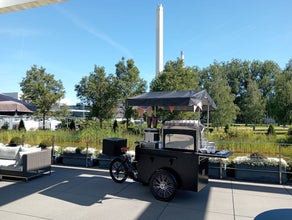 Catering Bike in Schwarz – mobile Gastronomie-Lösung für Messen & Veranstaltungen