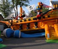 Piratenschiff auf Welle / Hüpfburg Pirat
