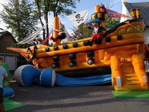 Piratenschiff auf Welle / Hüpfburg Pirat