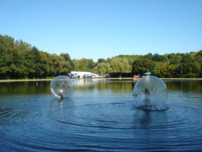 Wasserlaufbälle im Gewässer (2 Stk.) mieten