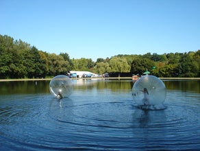 Wasserlaufbälle im Gewässer (2 Stk.) mieten