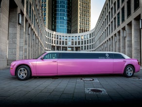 Chrysler 300C PINKE Stretchlimousine mit rotem Teppich