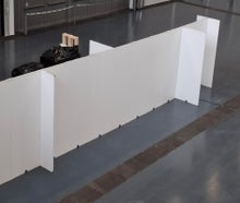 Messebau Trennwände Rückwände weiße Wände mit Aufbau