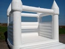 WEIßE HÜPFBURG MIETEN I 24/7 SUPPORT / WHITE BOUNCY CASTLE - Galerie - Bild 1